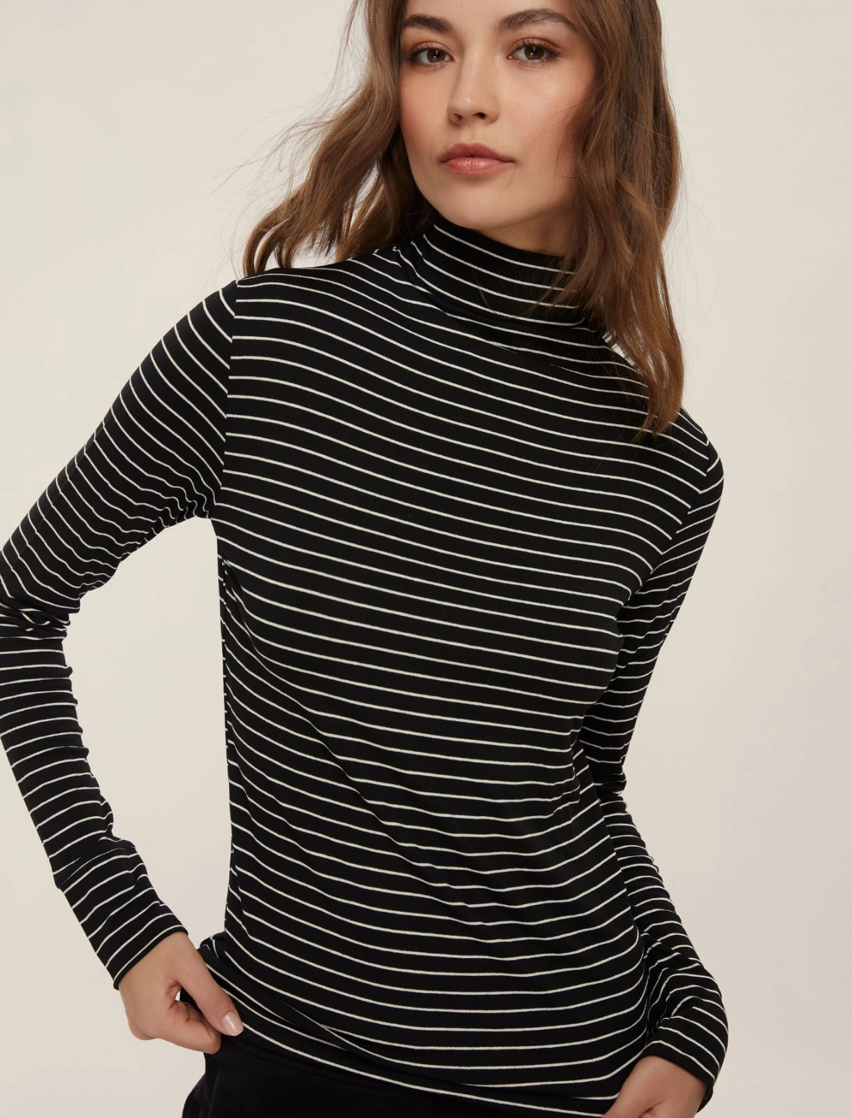 jersey de punto elástico de cuello alto