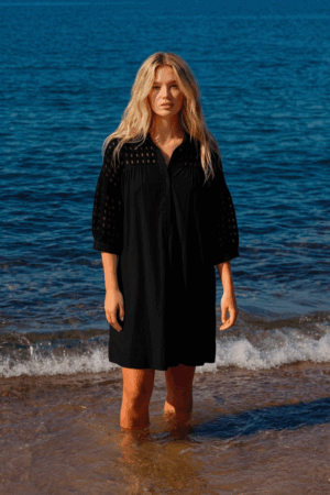 Vestido bordado de ojales