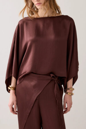 Top sedoso con mangas tipo kimono