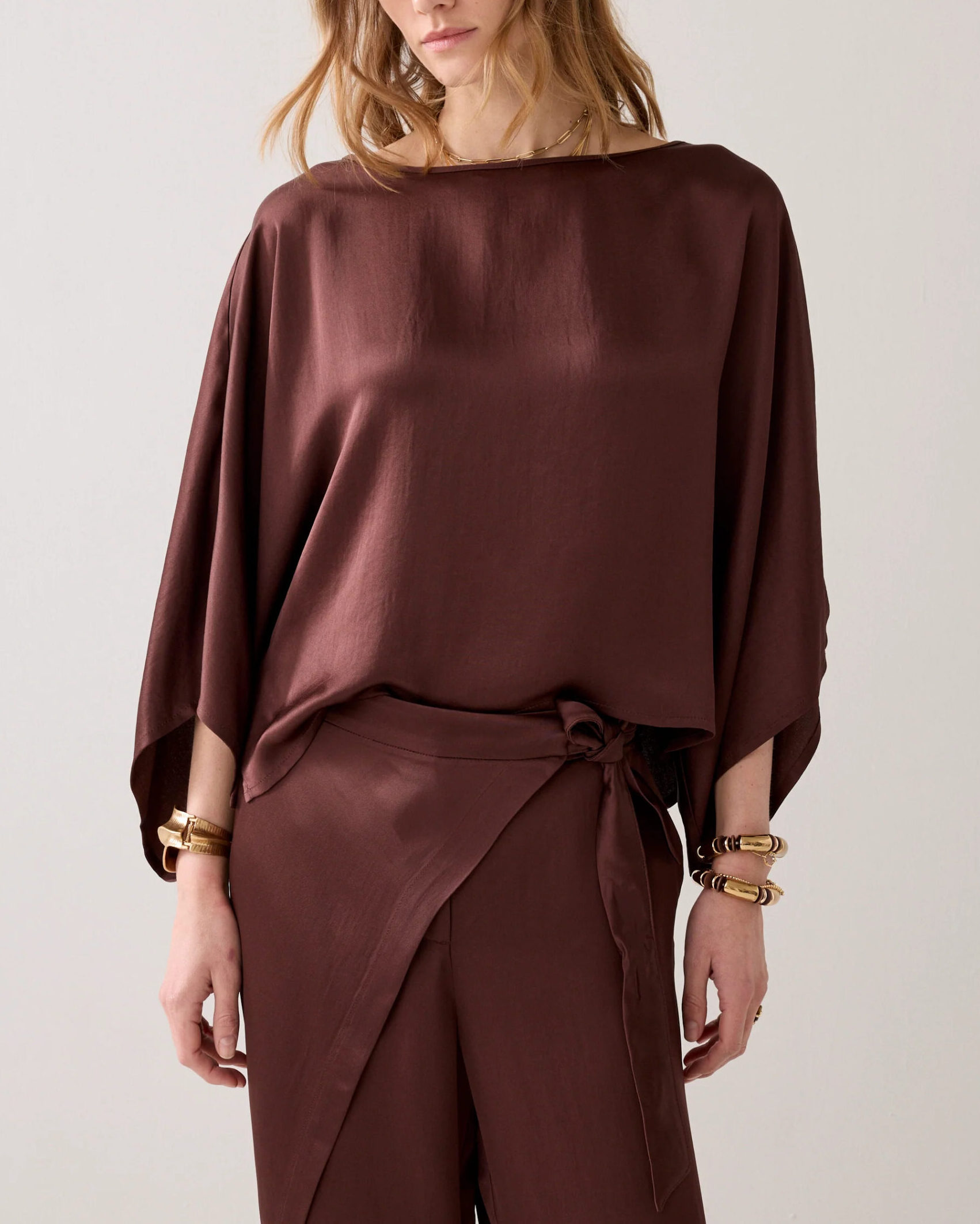 Top sedoso con mangas tipo kimono