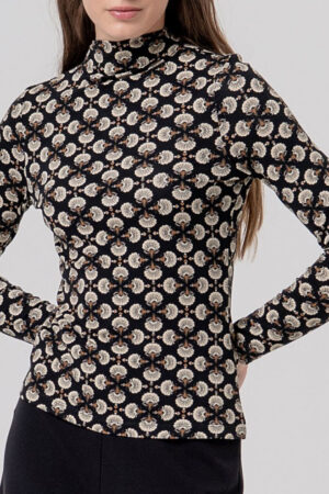 Camiseta cuello alto estampada