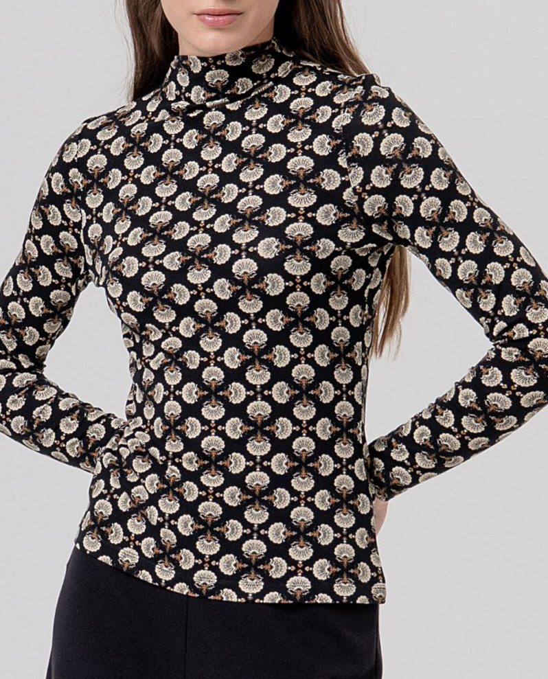 Camiseta cuello alto estampada