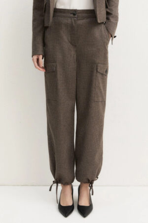 Pantalón carrot con bolsillos cargo